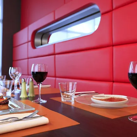 Hotel Novotel Centre Bord De Loire 4*